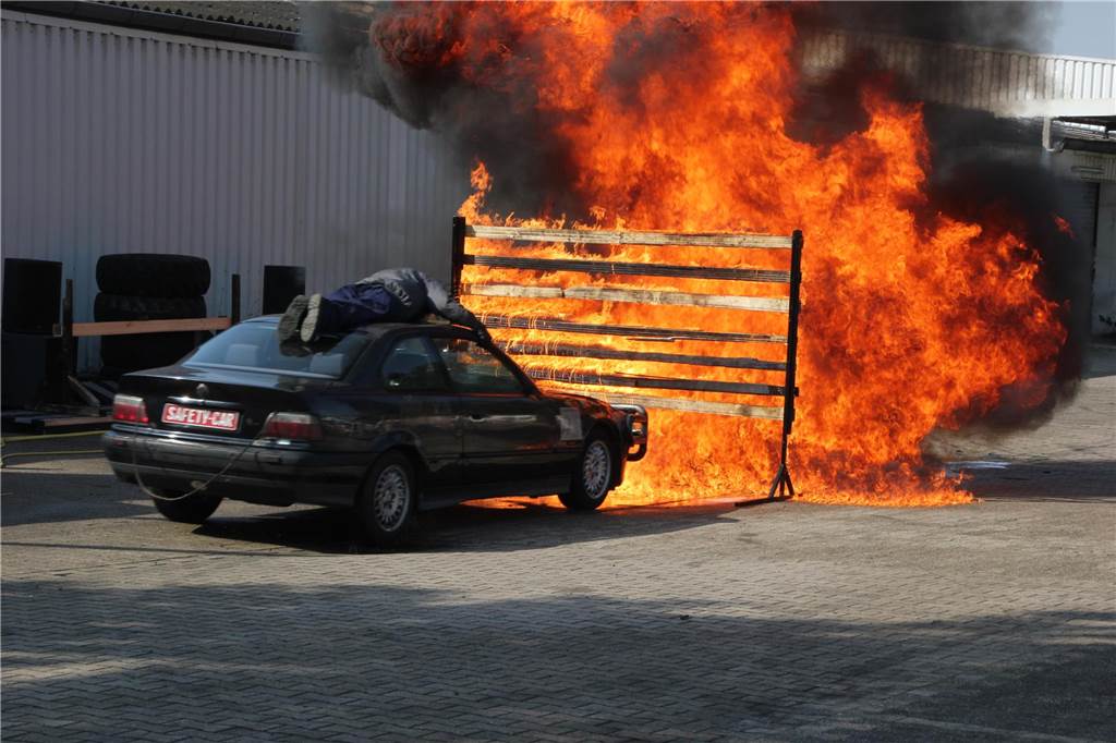 Feuer-Stunts, quietschende Reifen, Benzingeruch: die  „Monstertruck-Show“ an der Kupferstraße.