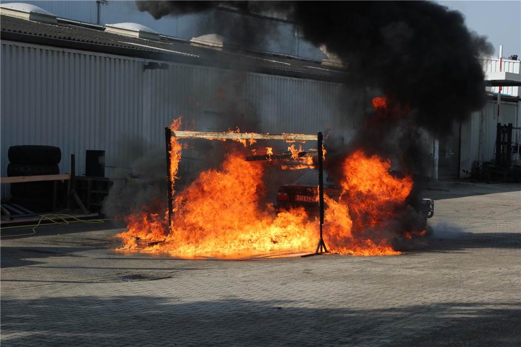 Feuer-Stunts, quietschende Reifen, Benzingeruch: die  „Monstertruck-Show“ an der Kupferstraße.