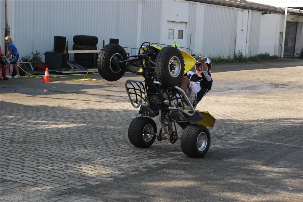 Feuer-Stunts, quietschende Reifen, Benzingeruch: die  „Monstertruck-Show“ an der Kupferstraße.