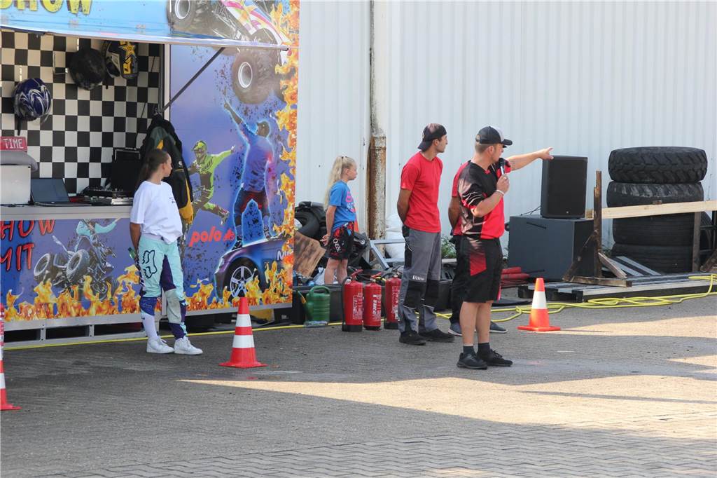 Feuer-Stunts, quietschende Reifen, Benzingeruch: die  „Monstertruck-Show“ an der Kupferstraße.