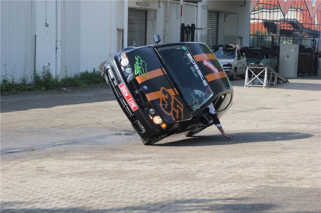 Feuer-Stunts, quietschende Reifen, Benzingeruch: die  „Monstertruck-Show“ an der Kupferstraße.