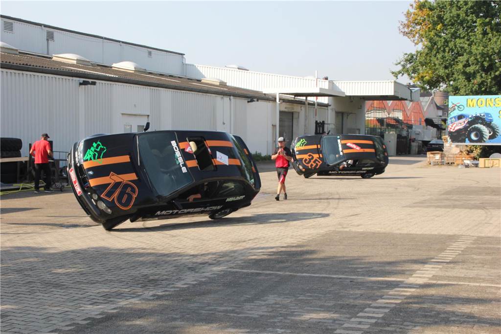 Feuer-Stunts, quietschende Reifen, Benzingeruch: die  „Monstertruck-Show“ an der Kupferstraße.