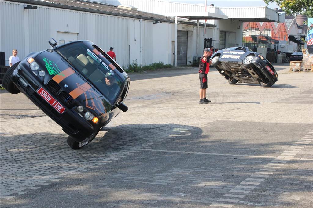 Feuer-Stunts, quietschende Reifen, Benzingeruch: die  „Monstertruck-Show“ an der Kupferstraße.