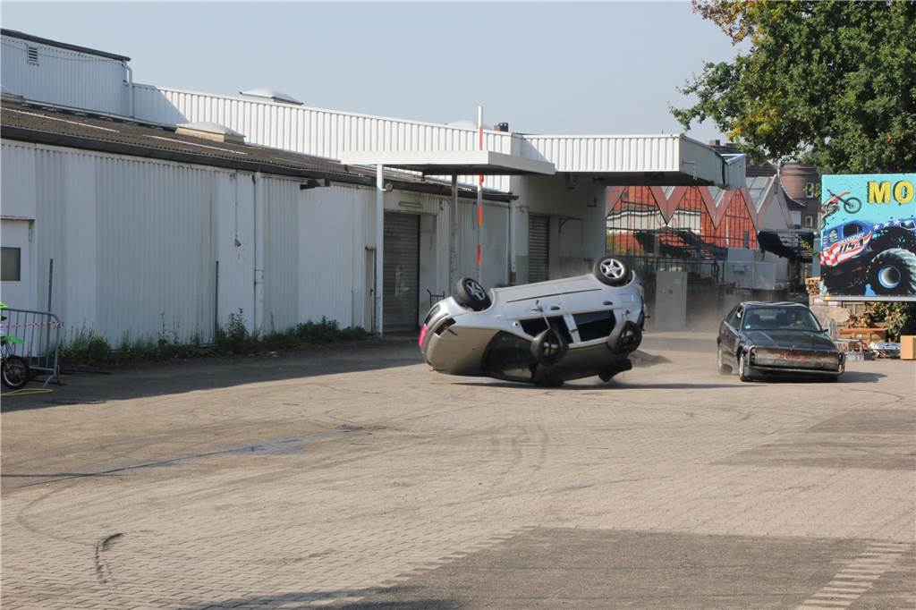 Feuer-Stunts, quietschende Reifen, Benzingeruch: die  „Monstertruck-Show“ an der Kupferstraße.