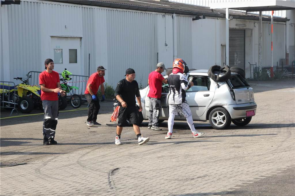 Feuer-Stunts, quietschende Reifen, Benzingeruch: die  „Monstertruck-Show“ an der Kupferstraße.