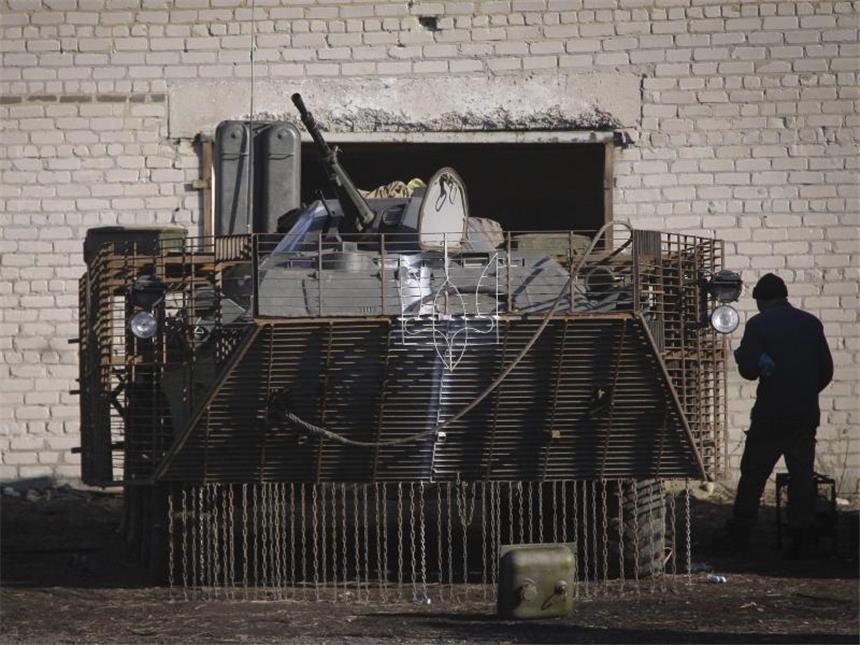Waffenruhe im Kriegsgebiet Ostukraine hält weitgehend Feuerpause: Ein Fahrzeug der Kiew-treuen Kräfte unweit von Donets. Foto: Oleg Petrasyuk