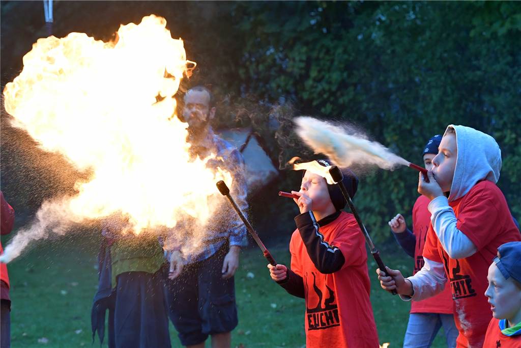 Geistviertel: Nicht alles ist vor Ort - aber das meiste ist schnell zu erreichen Feuerspucken für Anfänger - ein Angebot in der Stadt-Insel, die für Kinder und Jugendliche einiges zu bieten hat.