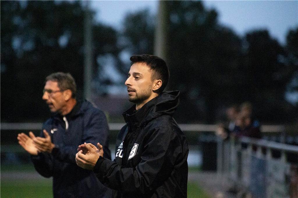 Verteidiger wird zum tragischen Helden: Spätes LSV-Comeback wird gegen VfB Waltrop nicht belohnt Feuerte sein Team erst von der Seitenlinie aus an und rettete es dann in der Schlussphase ins Elfmeterschießen: Lippramsdorfs Giacomo Lopez Fernandez.