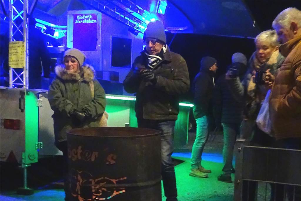 Feuertonnen und heißer Glühwein waren bei den klirrenden Temperaturen sehr gefragt.