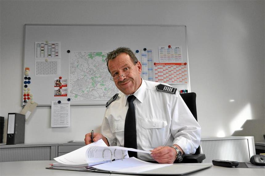 Rainer Ashoff: "Feuerwehr Lünen ist gut aufgestellt" Feuerwehr-Chef Rainer Ashoff an seinem Schreibtisch in der Feuerwache an der Kupferstraße.