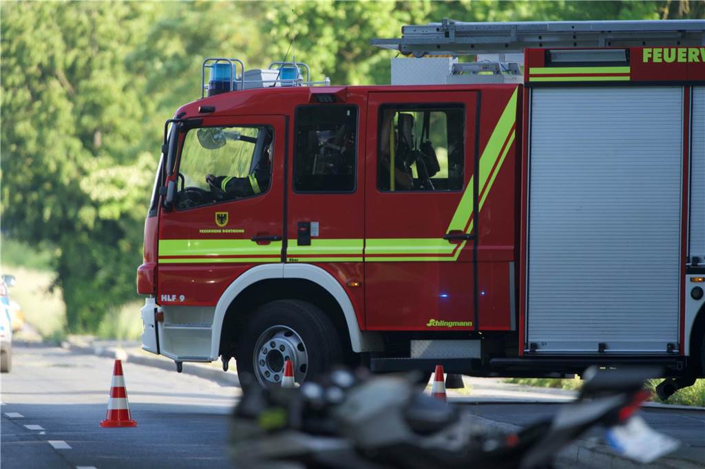 Feuerwehr, Polizei und Rettungskräfte waren vor Ort, um den Motorradfahrer zu versorgen und die Unfallstelle zu kontrollieren.