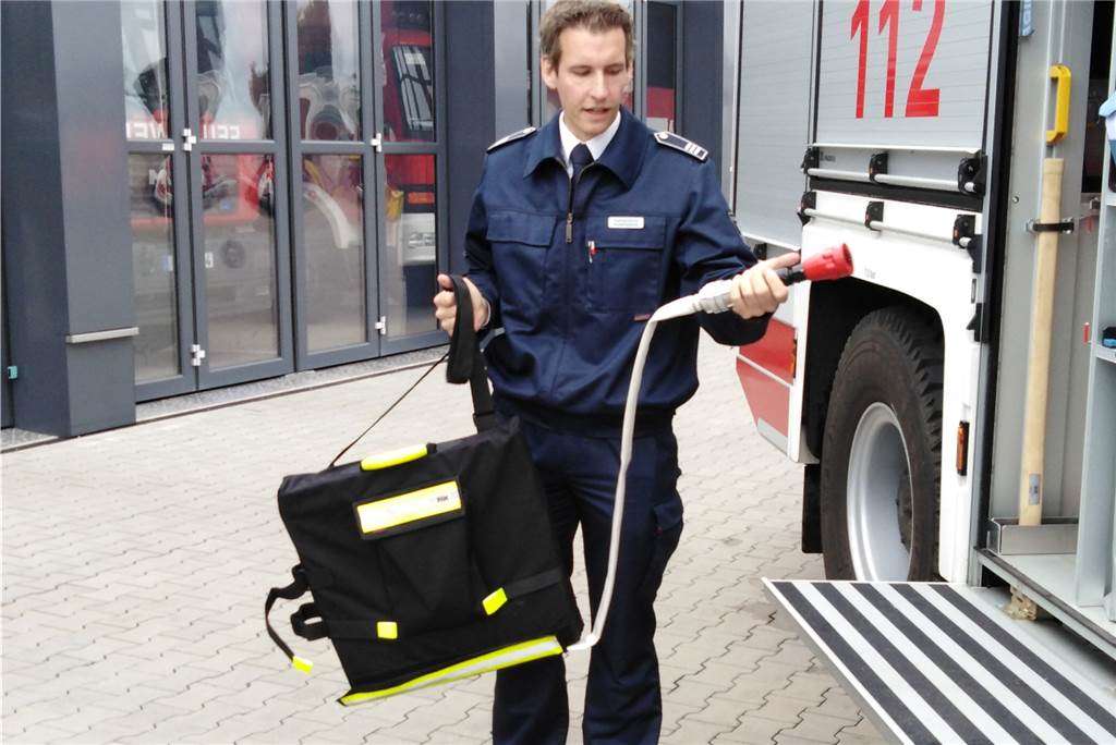 Feuerwehr Bottrop investiert über 500.000 Euro in Ortswehren zur Waldbrandbekämpfung Feuerwehr-Pressesprecher Michael Duckheim präsentiert die tragbaren Löschtornister zur Waldbrandbekämpfung.