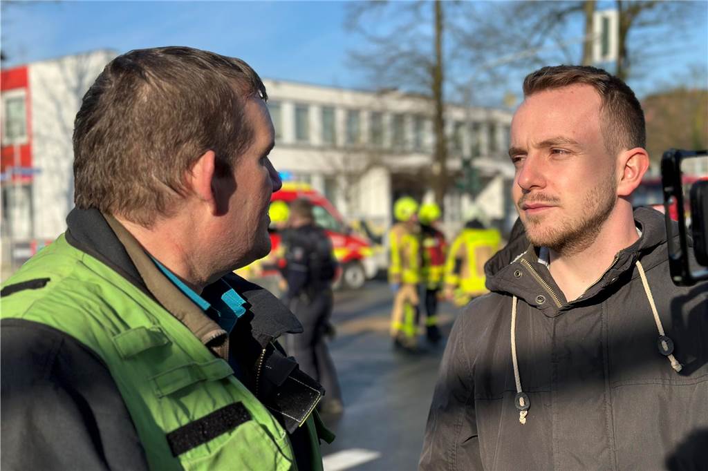 Unfall legt Verkehr auf der Wartburgstraße lahm Feuerwehr-Sprecher Heiner Holtkotte (links) ist an der Unfallstelle im Gespräch mit Redakteur Tewe Schefer.