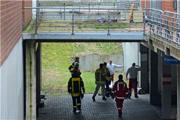 Feuerwehr und Notärzte kümmerten sich um den schwer verletzten Mann. Er war der letzte Bewohner der seit Wochen verriegelten Ladenpassage Wulfener Markt.