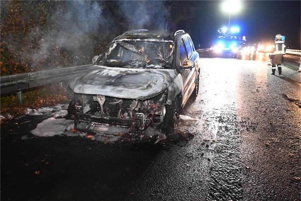 Auto in Flammen auf der A 43 bei Haltern Ausgebranntes Auto