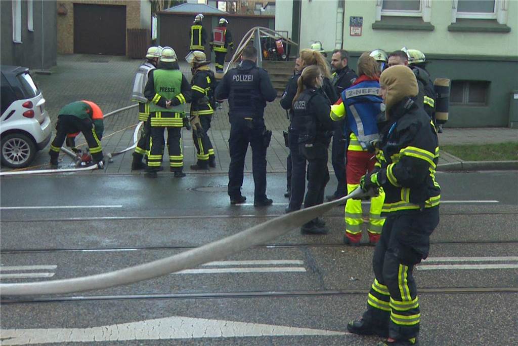 Toter bei Wohnungsbrand in Eving: „Nachbarn hörten die Rauchmelder“ Feuerwehr und Polizei rückten wegen des Wohnungsbrandes an der Evinger Straße an. Diese musste für die Dauer des Einsatzes gesperrt werden.