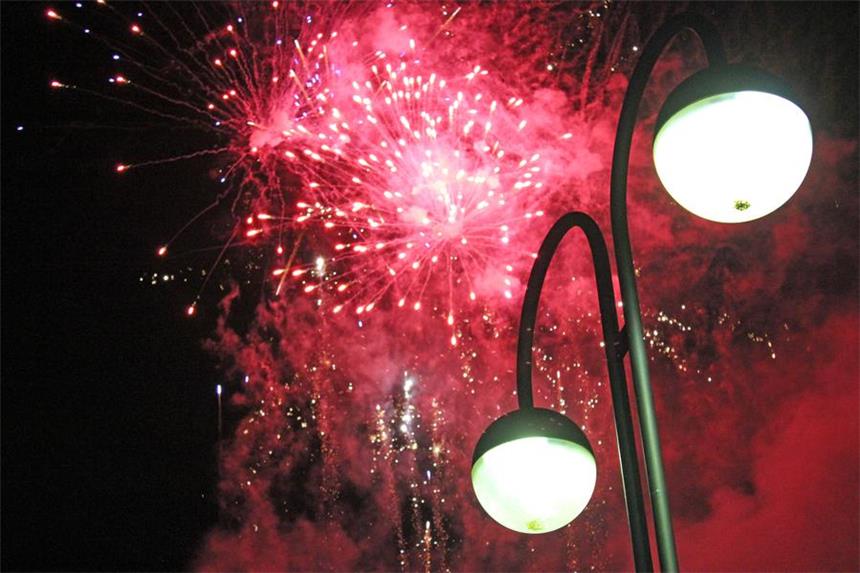 Silvester 2013: Hier knallen die Korken in Bochum Feuerwehr und Polizei sprechen von einer Silvesternacht ohne besondere Vorkomnisse.