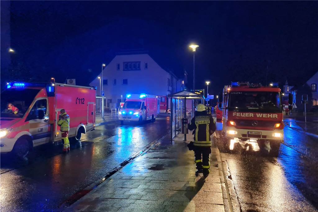 Tödlicher Unfall im Halterner Bahnhof: 19-Jähriger von Zug erfasst Feuerwehr und Polizei standen mit Blaulicht vor dem Halterner Bahnhofsgebäude.