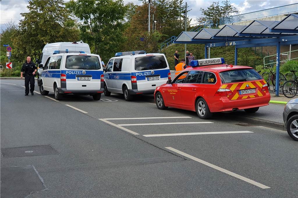 Feuerwehr und Polizei waren am Bahnhof Methler stundenlang im Einsatz.