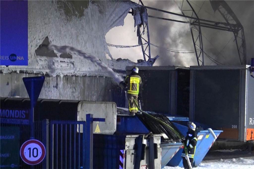 Große Schäden nach Brand am Wertstoffzentrum Lünen: Auch Auswirkungen auf Öffnungszeiten Feuerwehr und Polizei waren am Sonntagabend im Einsatz.