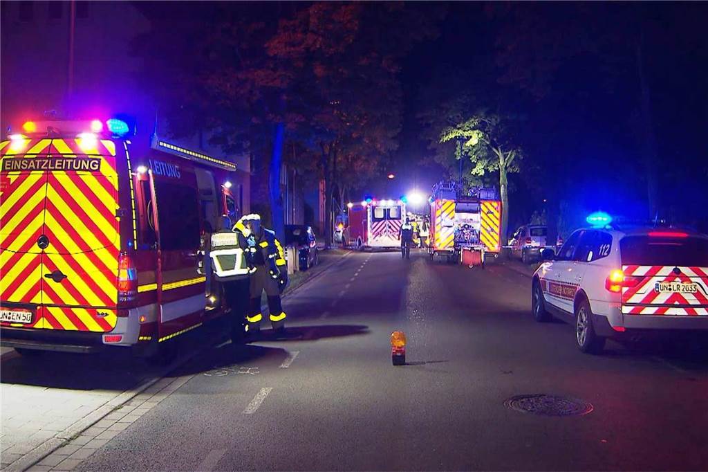 Unfall in Brambauer - Zeugen vermuten illegales Autorennen Feuerwehr und Polizei waren lange mit dem Unfall in Brambauer beschäftigt.