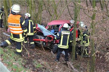 Feuerwehr und Polizei waren mit einem Großaufgebot vor Ort im Einsatz. Die Straße war für mehrere Stunden komplett gesperrt.