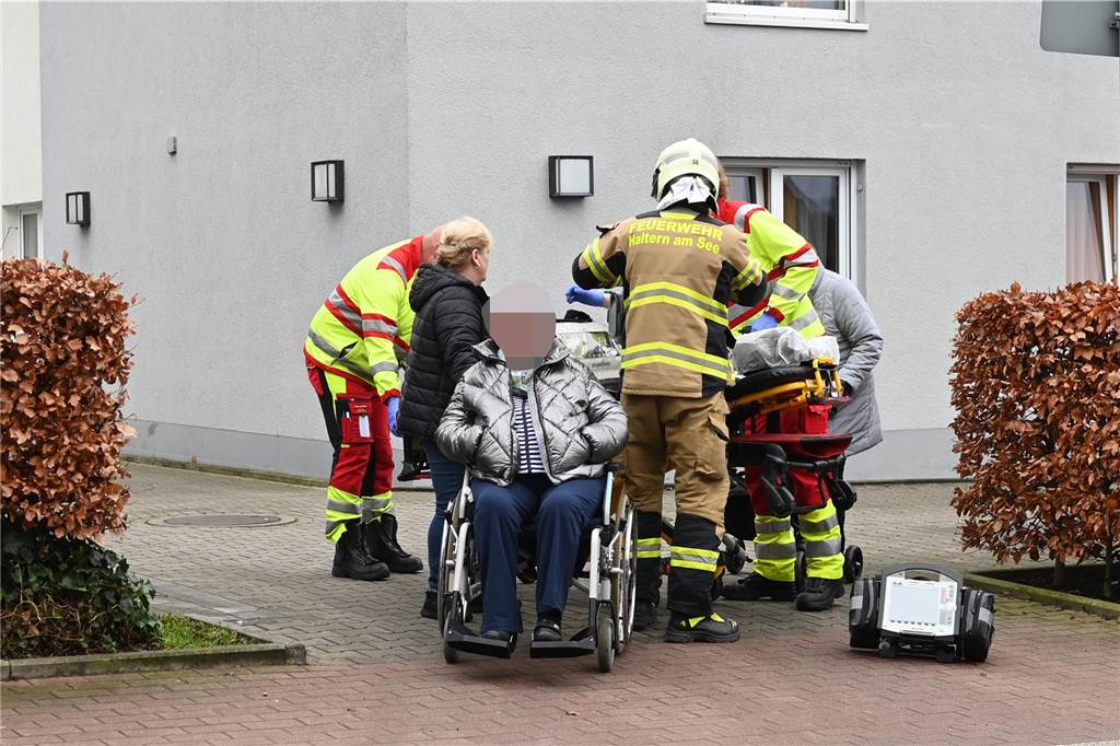 Aufregung am Silvestermorgen: 70 Senioren mussten evakuiert werden Feuerwehr und Rettungsdienst halfen bei der Evakuierung der Altenheim-Bewohnerinnen und -bewohner.