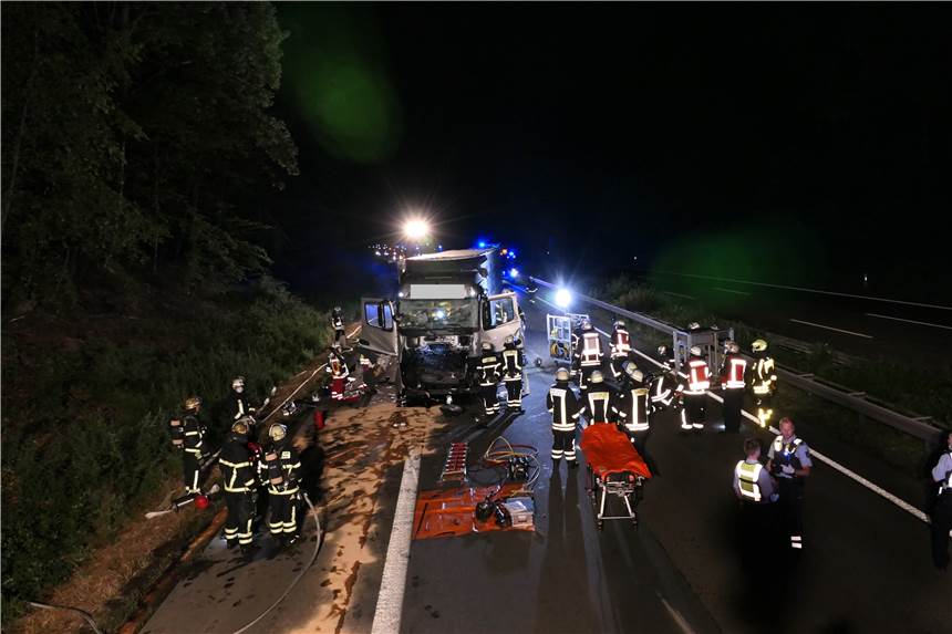 Feuerwehr und Rettungsdienst waren mit 33 Einsatzkräften bei einem schweren Lkw-Unfall auf der A45 in Dortmund vor Ort.