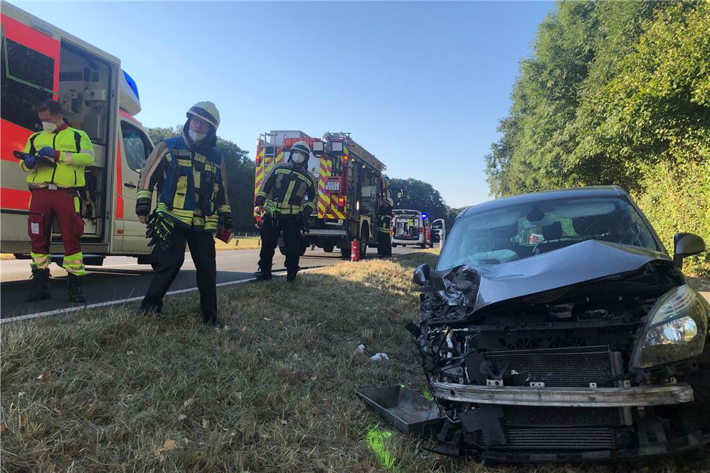 Autos kollidieren auf dem Gescher Damm – 21-Jähriger schwer verletzt Feuerwehr und Rettungsdienst waren mit etlichen Fahrzeugen im Einsatz.