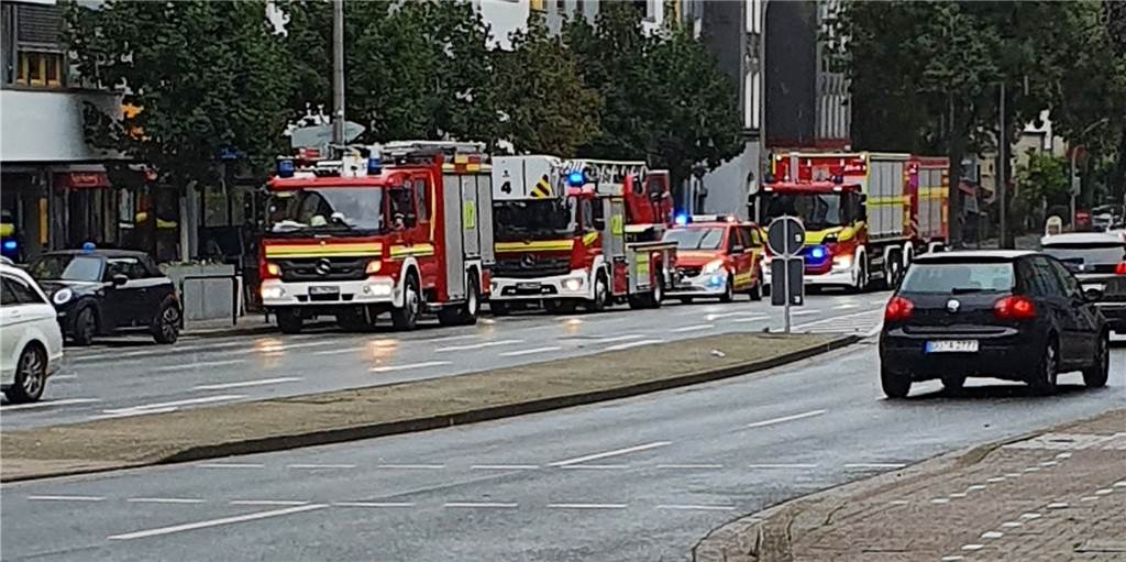 Alarm im Kreuzviertel: Viele Feuerwehrfahrzeuge im Einsatz Feuerwehrautos hatten sich in Dortmund an der Lindemannstraße positioniert, weil es in der Nähe einen Alarm gab.