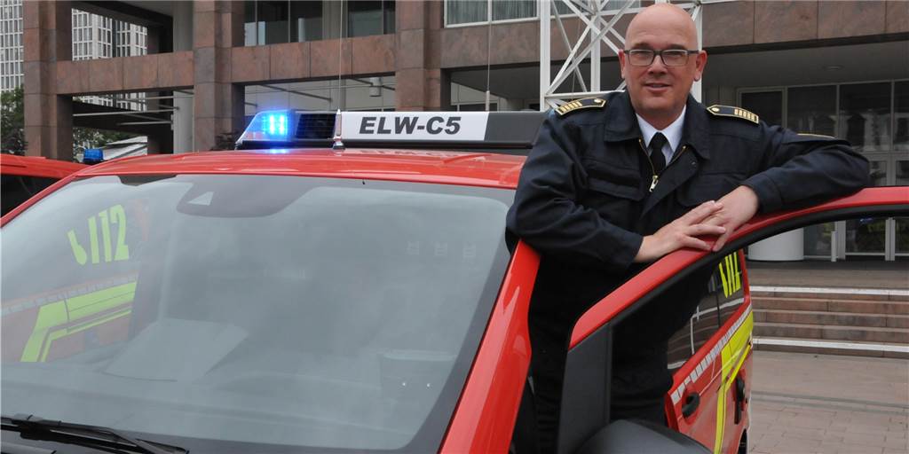 150.000 Einsätze, darunter ein berühmtes Opfer: Die Bilanz des Feuerwehr-Chefs Feuerwehrchef Dirk Aschenbrenner bei der Präsentation von neuen Einsatzleitwagen.