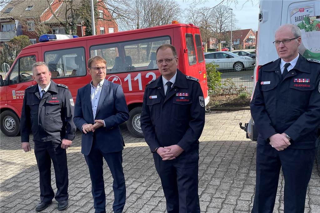 Wieder hunderte Einsätze für die Feuerwehr: Thomas Temmann legt Jahresbericht vor Feuerwehrchef Thomas Temmann (2. von rechts) beim Spatenstich für das Feuerwehrgerätehaus Stockum im März 2023.
