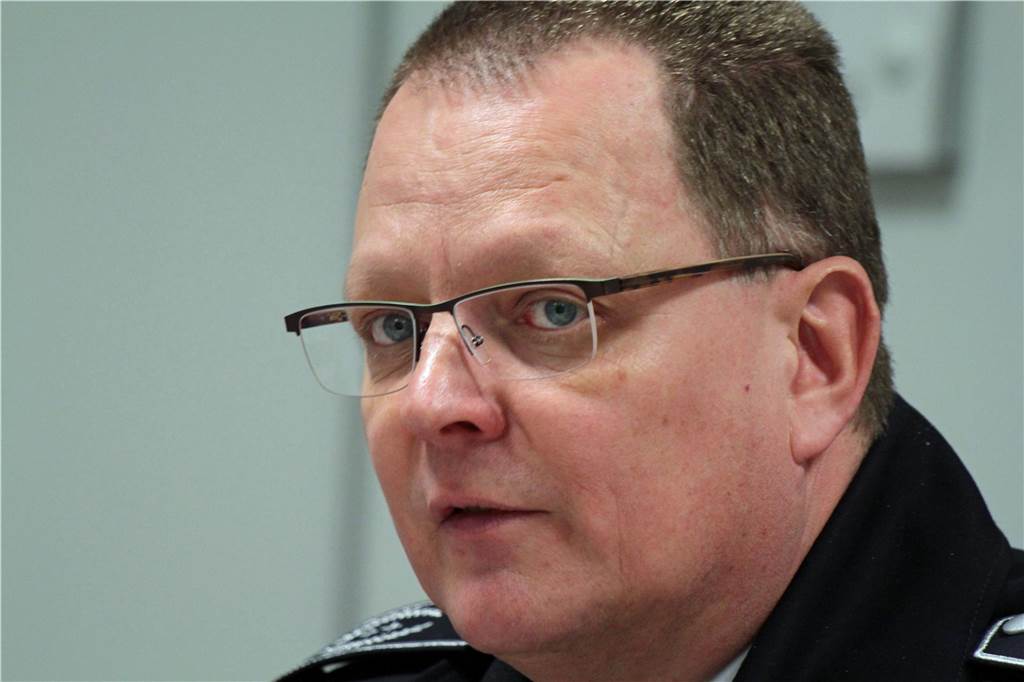 Sexuelle Belästigung: Feuerwehrfrau in drei Fällen unsittlich berührt Feuerwehrchef Thomas Temmann wehrt sich gegen Vorwürfe, die sexuelle Belästigung in den Reihen der Wehr nicht ernst genug genommen zu haben.