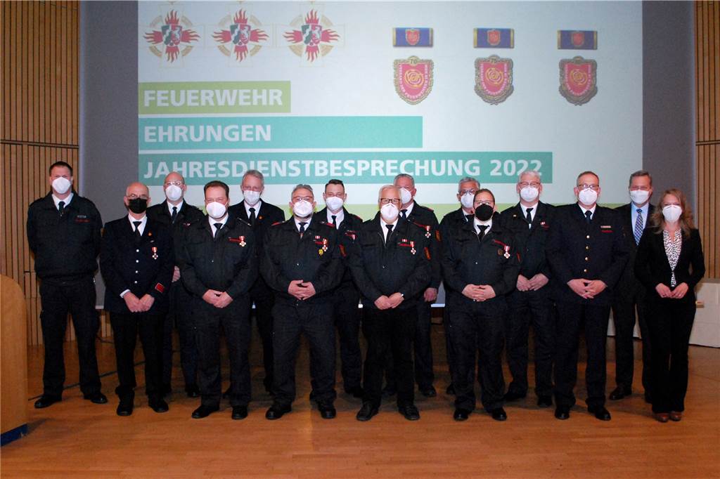 Bilanz 2021: Mehr Einsätze für Lüner Feuerwehr und Rettungsdienst Feuerwehrdezernentin Bettina Brennenstuhl, Bürgermeister Jürgen Kleine-Frauns, Kreisbrandmeister Thomas Heckmann (v.r.) und Feuerwehrchef Dr. Christian Märkert (1.v.l.) gratulierten den Jubilaren, die für ihr langjähriges Engagement in der Feuerwehr ausgezeichnet wurden.