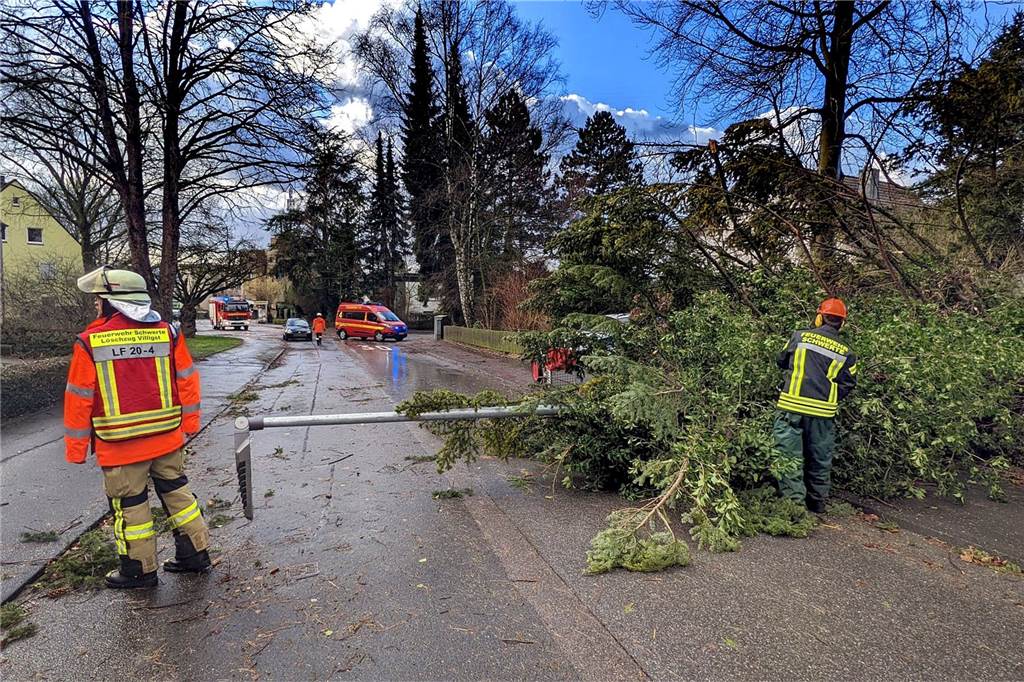 Sturm in Schwerte: Mehrere Einsätze für die Feuerwehr – So wird das Wetter am Samstag Feuerwehreinsatz am Donnerstag am Schlesierweg.