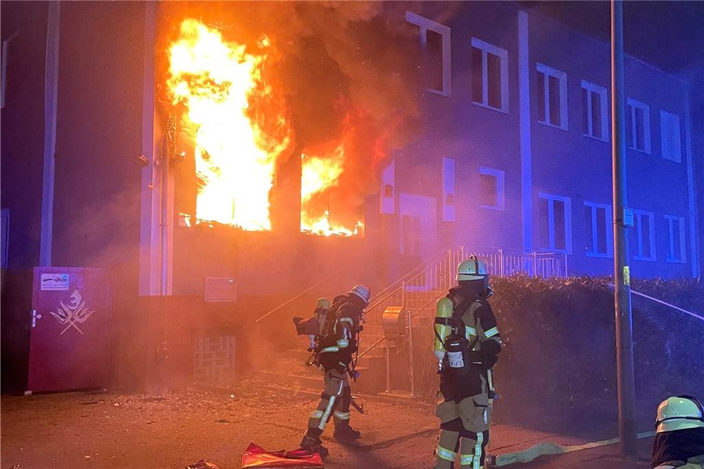 Kellerbrand in Essener Mehrfamilienhaus: Feuerwehr rettet 16 Menschen in der Silvesternacht Feuerwehreinsatz an der Burggrafenstraße im Essener Ostviertel.