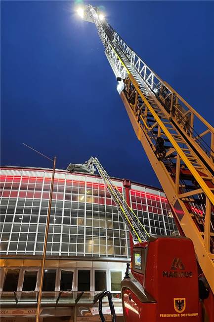 Baum stürzt auf Wohnhaus - großer Einsatz für die Feuerwehr Höhenrettung der Feuerwehr Dortmund im Einsatz an der Westfalenhalle 1.
