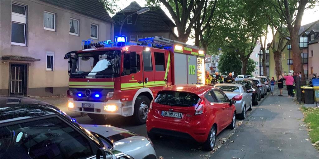 Brandeinsatz im Dortmunder Wohngebiet: Rauch quillt aus Mehrfamilienhaus Feuerwehreinsatz in Dortmund-Nette