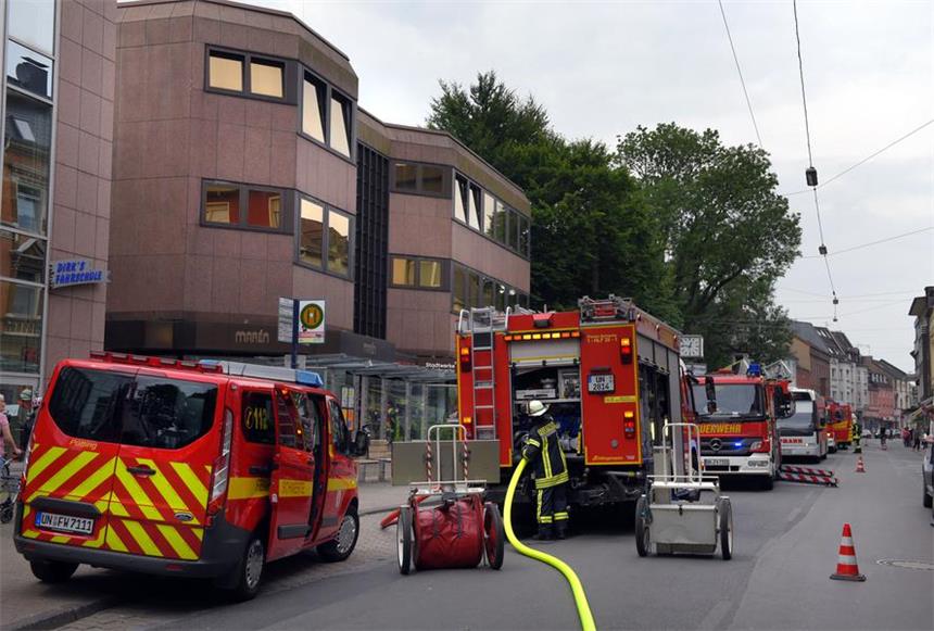 Feuerwehr-Einsatz an der Schwerter Sparkasse Feuerwehreinstatz im Sparkassengebäude Bahnhofstr. in dem auch die Stadtwerke ihr Kundenzentrum hat.