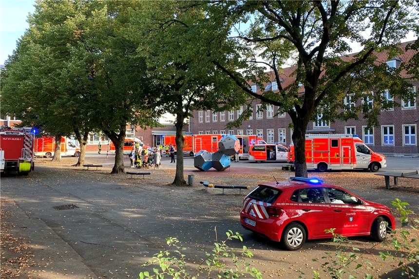 Unfall im Physikunterricht: Schüler und Integrationshelferin in Klinik Feuerwehrkameraden aus Haltern, Dorsten, Marl und Recklinghausen waren an der Hauptschule im Einsatz.