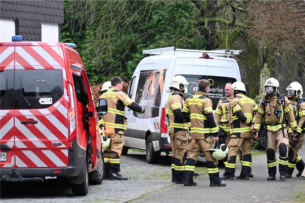 Aufregung am Silvestermorgen: 70 Senioren mussten evakuiert werden Feuerwehrkameraden, teilweise mit Atemschutz, an ihrem Einsatzwagen