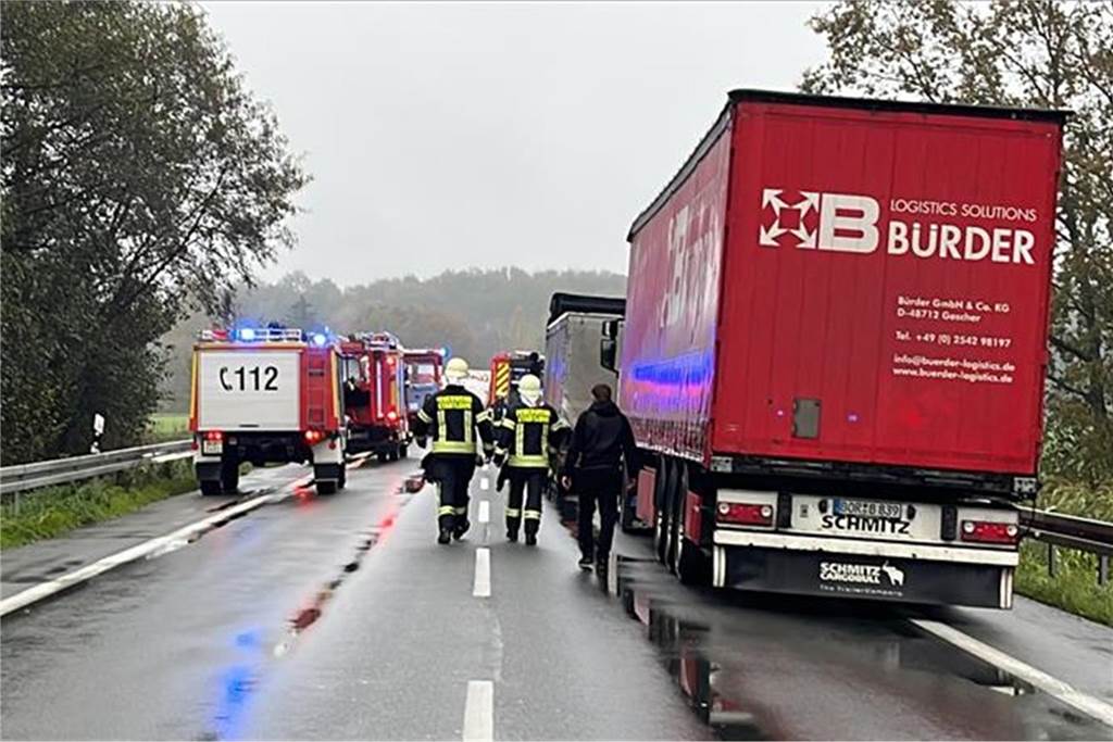 Auto überschlägt sich auf der L608: Straße zur Unfallaufnahme stundenlang gesperrt Feuerwehrkräfte aus Stadtlohn und Gescher sind vor Ort