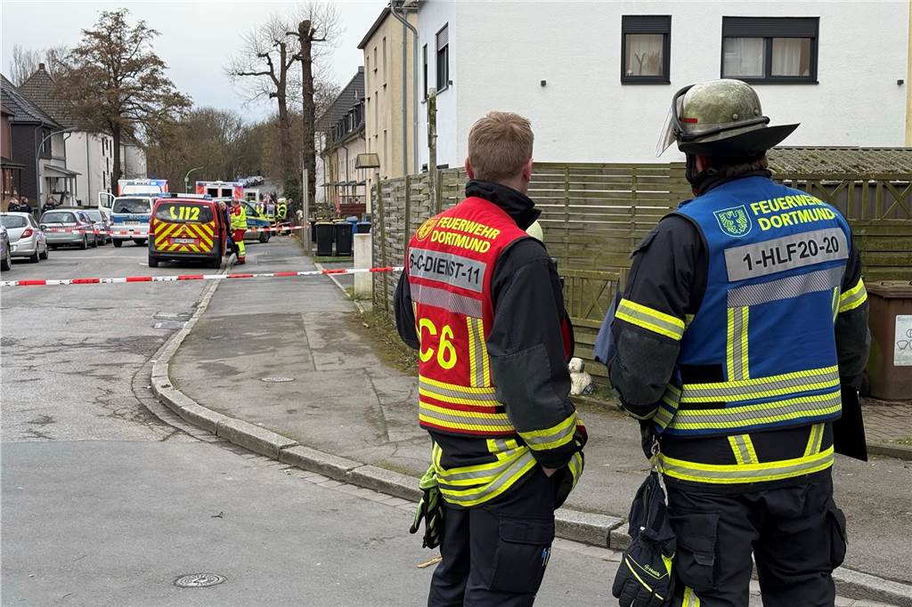Mann (70) durch Polizeischuss: Bodycam war beim Einsatz ausgeschaltet Feuerwehrleute am Freitag (14.3.) an der Straße Wambeler Holz in Dortmund.