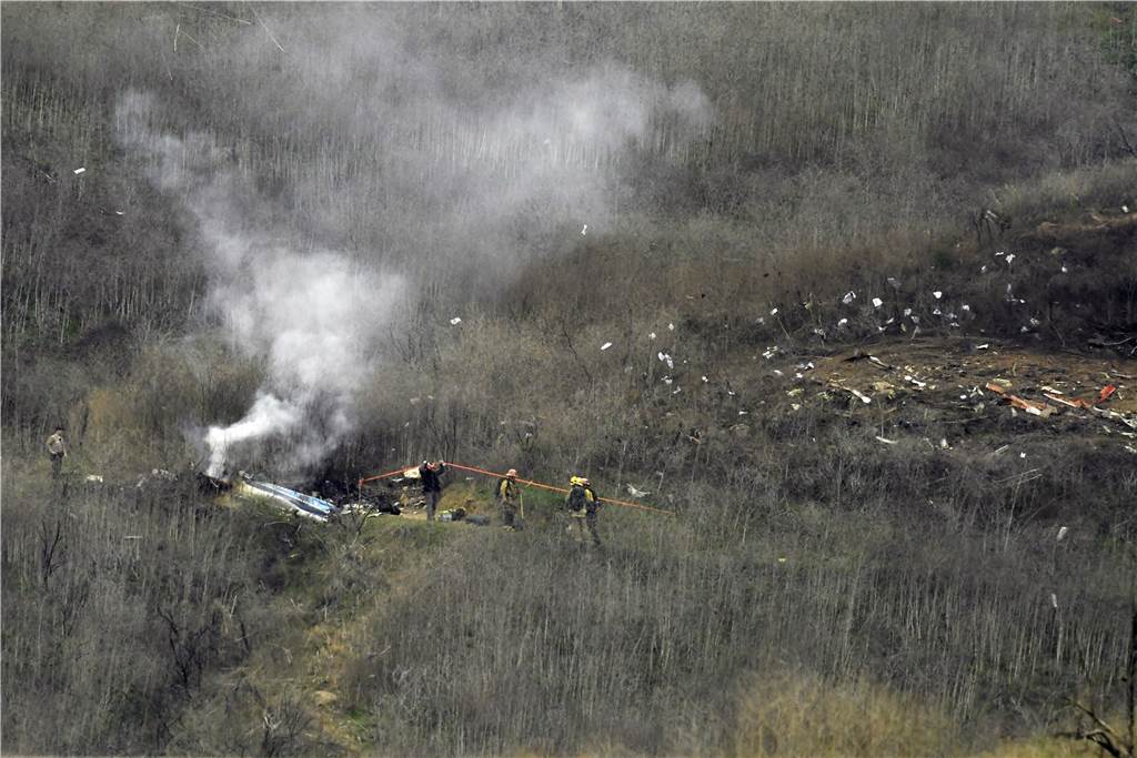 Basketball-Legende Kobe Bryant und seine Tochter sterben bei Helikopter-Crash Feuerwehrleute an der Absturzstelle des Hubschraubers im Einsatz.