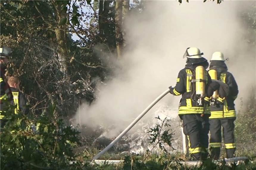 Feuerwehrleute arbeiten an der Absturzstelle in Melle. Foto: NMW-TV