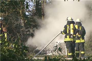 Feuerwehrleute arbeiten an der Absturzstelle in Melle. Foto: NMW-TV