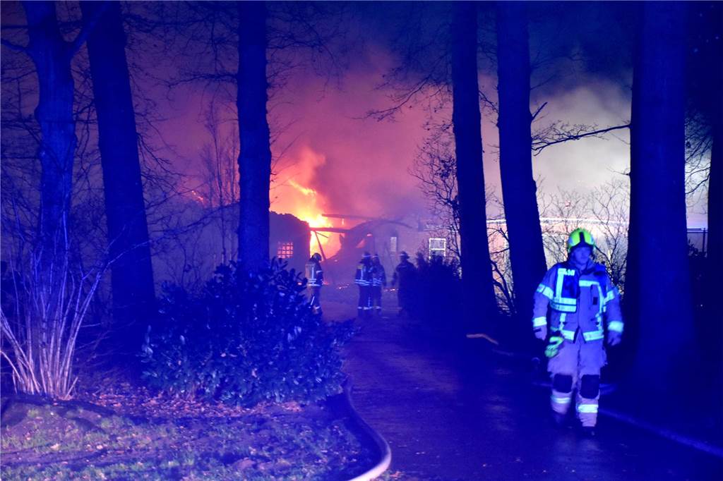 Feuerwehrleute aus Gronau unterstützten die Freiwillige Feuerwehr Heek mit ihrer Drehleiter und dem Spezialfahrzeug für die Atemluft-Versorgung.