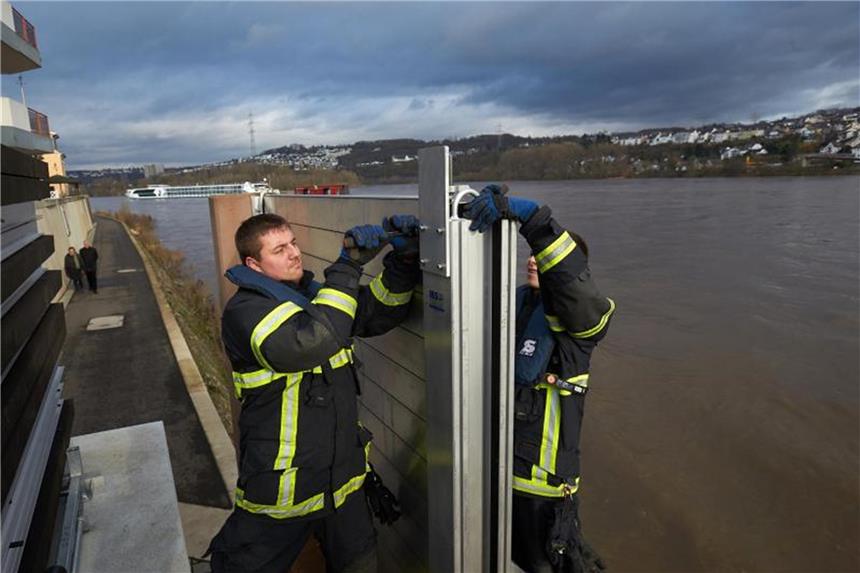 16 Millionen Euro mehr für Hochwasserschutz in NRW Feuerwehrleute bauen am Rheinufer eine mobile Hochwasserschutzmauer auf. Foto: Thomas Frey/Archiv