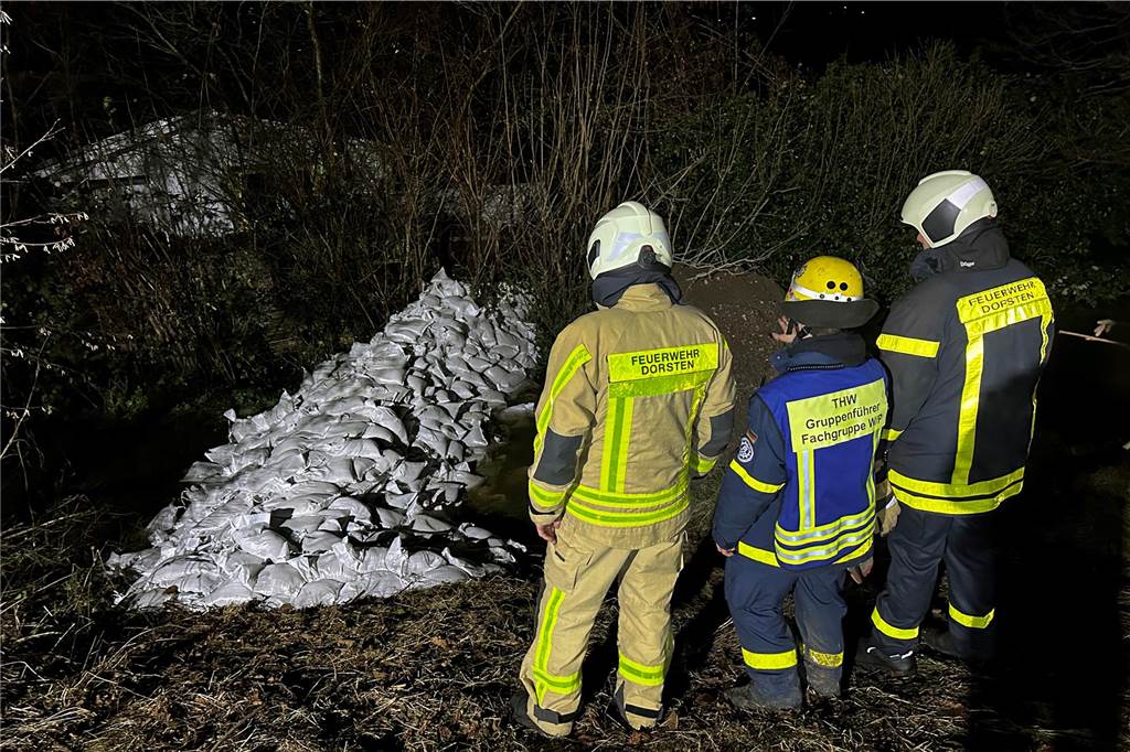 Vor einem Jahr: Lippe-Pegel stieg in Dorsten über 10 Meter Feuerwehrleute stehen vor einem provisorischen Deich aus Sandsäcken.