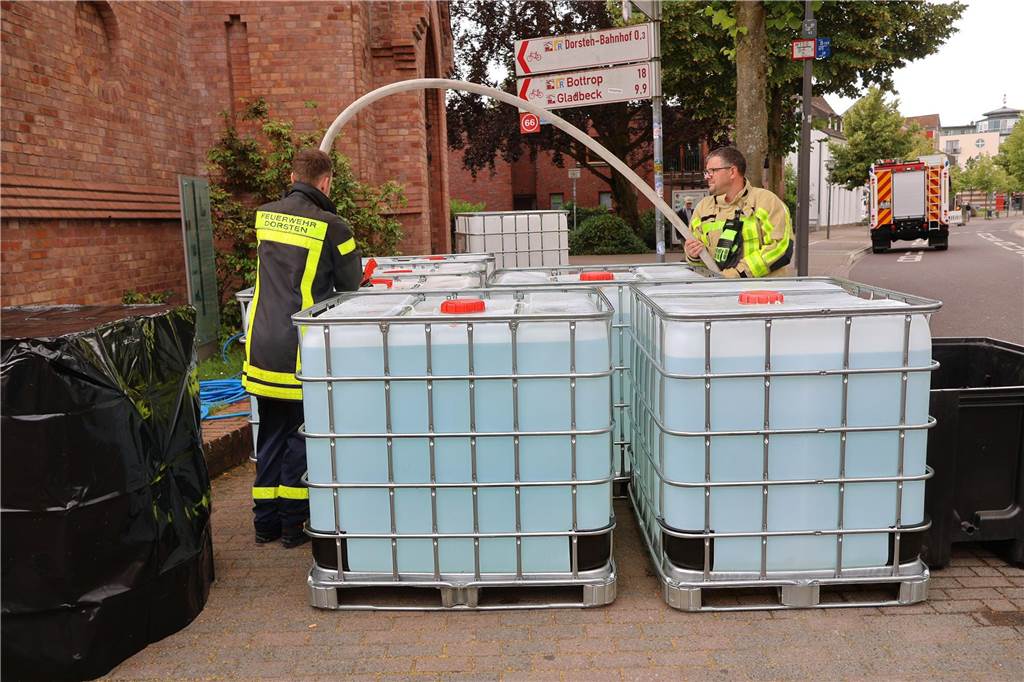 Sicherheitskonzept von Altstadtfest und Public Viewing geht auf Feuerwehrleute befüllten am Freitag die "Terrorsperren" in Dorsten mit Wasser.